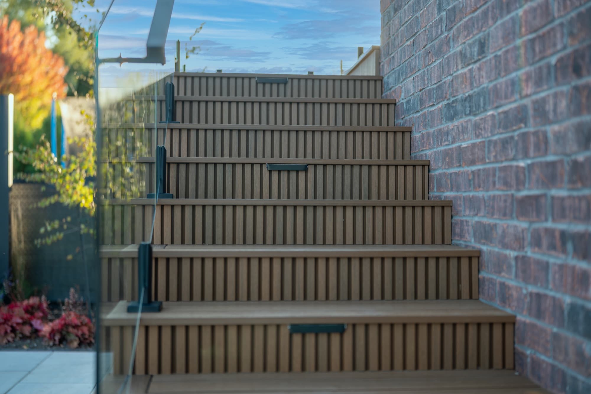 Slat-Clad Poolside Cabana — 4.1
